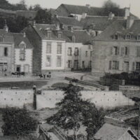 Photo ancienne de la ville de La Gacilly sur fond de carte postale