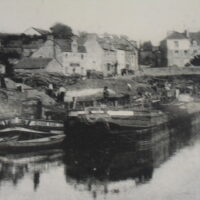 Photo ancienne de la ville de La Gacilly sur fond de carte postale